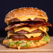 Premium: 13 - Mister cheese - Hambúrguer (Ingredientes: 3 Hambúrgueres bovino 56g, 6 Fatias de queio, Alface, Bacon, Molho Especial, Pão c/ gergelim, Tomate)