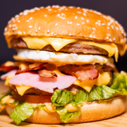Premium: 12 - Mister Mega Burguer - Hambúrguer (Ingredientes: 2 Hambúrgueres bovino 56g, 4 Fatias de mussarela Polenghi, Alface, Bacon, Molho Especial, Ovo, Pão c/ gergelim, Presunto, Tomate)