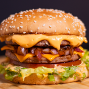 Premium: 10 - Mister Cheddar - Hambúrguer (Ingredientes: 2 Hambúrgueres bovino 56g, 4 Fatias de cheddar Polenghi, Alface, Cebola ao shoyu, Molho Especial, Pão c/ gergelim, Tomate)