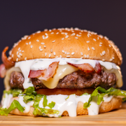 Gourmet: 7 - Gran Mister Burguer - Hambúrguer (Ingredientes: 3 Fatias de mussarela tradicional, Alface, Bacon, Hambúrguer artesanal Bovino 180g, Maionese artesanal, Pão c/ gergelim, Tomate)