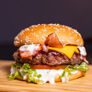 Gourmet: 5 - Mister Costela - Hambúrguer (Ingredientes: 3 fatias de cheddar polenghi, Alface, Bacon, Hambúrguer artesanal costela 180g, Maionese artesanal, Molho Barbecue, Pão c/ gergelim, Tomate)