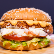 Premium: 15 - Gran Chicken - Hambúrguer (Ingredientes: Alface, Catupiry, Hambúrguer de frango 56g empanado, Molho Especial, Pão c/ gergelim, Peito de peru defumado, Tomate)
