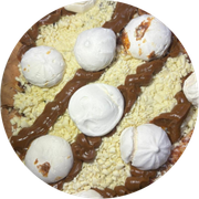 DOCES DA GUEDE´S - Chocolates Nestlé: Banoffee da Guede´s - Pizza Grande (Ingredientes: Chocolate Branco, Doce de Leite, suspiro, Banana com canela)
