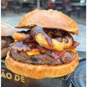Hambúrguer: BARBECUE - Hambúrguer (Ingredientes: anéis de cebola, Bacon em tiras, Barbecue, Hambúrguer Angus 160g, Pão de Hambúrguer tipo Brioche C/ Gergelim, Queijo Cheddar fatiado)