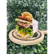 Sanduíches Hambúrgueres: X-Tudo - Sanduíche Hambúrguer (Ingredientes: Pão, Presunto, Muçarela, Salsicha, Bacon, Ovo, Tomate, Alface, Abacaxi, Milho, Batata Palha)