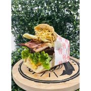 Sanduíches Hambúrgueres: X-Bacon Especial - Sanduíche Hambúrguer (Ingredientes: Pão, Presunto, Muçarela, Bacon, Ovo, Tomate, Alface, Abacaxi, Milho, Batata Palha)