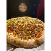 Tradicionais: 26- As de Ouro (Bacon e picles) - Pizza Grande (Ingredientes: Azeitona Verde, Bacon, Cebola Roxa, Molho de Tomate, Mussarela)