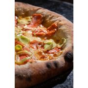 Tradicionais: 48- Três Nós (salmão) - Pizza Grande (Ingredientes: Alho Poró, Molho de Tomate, Mussarela, Salmão)
