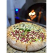 Tradicionais: 39- Mágica Revelada (Linguiça Blumenau) - Pizza Grande (Ingredientes: Alho Poró, Chimichurri, Linguiça Blumenau, Molho de Tomate, Mussarela)