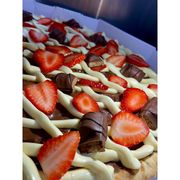 Gourmet: MORANGO COM KINDER BUENO - Pizza Doce (Ingredientes: Creme de ninho, Kinder bueno, Morango, Nutella)