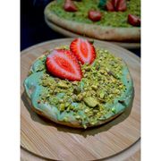 Gourmet: PISTACHE COM MORANGO - Pizza Doce (Ingredientes: Creme de pistache, Morango, Pistache Triturado)