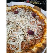 Tradicionais: ATUM - Pizza (Ingredientes: Atum, Azeitonas, Cebola, Molho de tomate artesanal, Orégano)