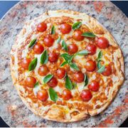 Tradicionais: 02- Abracadabra (Margherita) - Pizza Grande (Ingredientes: Folhas de Manjericão, Molho de Tomate, Tomate Cereja)