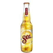 Long Neck: Sol long Neck - A Sol Premium, cerveja de origem mexicana do portfólio da Heineken Brasil, Nas cores dourada, prateada, vermelha e branca, a embalagem segue o design global da marca.