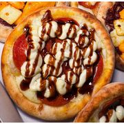 Salgadas: PEPPERONI ESPECIAL - Esfiha (Ingredientes: Cream Cheese, Molho tarê, Mussarela, Pepperoni)