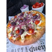Premium: CALABRESA PREMIUM - Pizza (Ingredientes: Azeitonas, Calabresa, Cebola Roxa, Cream Cheese, Molho de tomate artesanal, Orégano, Tomate Cereja)