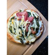 Salgadas: ALHO PORÓ - Esfiha (Ingredientes: Alho Poró, Bacon, Mussarela, Parmesão)