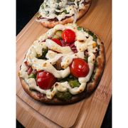 Salgadas: BRÓCOLIS PREMIUM - Esfiha (Ingredientes: Bacon, Brócolis, Cream Cheese, Tomate Cereja)