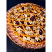 Especiais: QUEIJO COALHO - Pizza (Ingredientes: Azeitonas, Carne seca refogada com azeite, alho e pimenta biquinho, Cheddar, Molho de tomate artesanal, Orégano, Queijo Coalho)