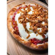 Salgadas: CALABRESA CRISPY - Esfiha (Ingredientes: Calabresa moída temperada com cebola e tomate, Cebola Crispy Crocante, Cream Cheese, Mussarela)