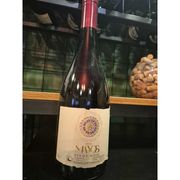 Vinho: Mayos ( Pinot Noir Chileno) - Vinho tinto Chileno de perfil elegante, leve e frutado, com aroma de frutas vermelhas, notas delicadas de especiarias e boa acidez.
No paladar apresenta taninos suaves, corpo leve a medio e final agradavel.