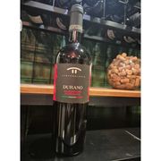 Vinho: Durano ( Sangiovese Italiano) - Vinho tinto italiano de perfil frutado e equilibrado.
Em boca apresenta taninos macios, corpo medio e final agradavel