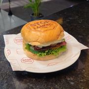 Sanduíches Especiais: StopBacon - Sanduíches Especiais (Ingredientes: Bacon, Hambúrguer, Ovo, Queijo Mussarela, Verduras)
