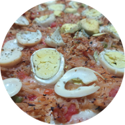 Tradicionais: 005.Bacalhau do Porto C/ Mussarela - Pizza Grande (Ingredientes: Azeite, Azeitona Preta, Bacalhau, Cebola, Mussarela, Orégano, Ovos, Refogado C/ Pimentões, Tomate)