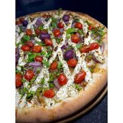 Premium: PERNIL PREMIUM - Pizza (Ingredientes: Azeitonas, Cebola Roxa, Coentro, Cream Cheese, Molho de tomate artesanal, Mussarela, Orégano, Pernil desfiado, Tomate Cereja)
