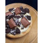 Doces: MILKA OREO - Pizza Doce (Ingredientes: Biscoito Oreo, Creme de ninho, Pedaços de chocolate Milka)