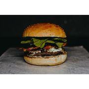 Lanches: Bacon Lovers - Lanche (Ingredientes: Catupiry, Cebola Caramelizada, Fatias de Bacon, Hambúrguer 180g, Maionese da Casa, Molho Barbecue, Muçarela, Pão de Hamburguer, Rúcula)