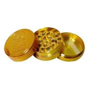 Acessórios: DICHAVADOR DE METAL DOURADO 3 PARTES - O dichavador é utilizado para moer diversos tipos de ervas ou tabaco.
