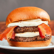 Burgers: 16 MM - Burger (Ingredientes: Pão Brioche, 2x Burger 160g, Bacon, Maiô Up, Requeijão Cremoso)