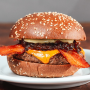 Burgers: Super 8 - Burger (Ingredientes: American Cheese Cheddar, Bacon, Burger 160g, Cebola Caramelizada, Maiô Up, Pão Australiano)