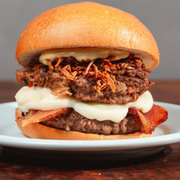 Burgers: Costela Burger - Burger (Ingredientes: Pão Brioche, Burger 160g (Carne Bovina), Bacon, Costela Desfiada, cebola crispy, Maiô Up, Requeijão Cremoso)