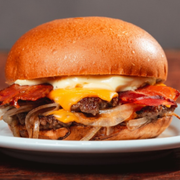 Burgers: Smash com Cebola - Burger (Ingredientes: 2x Burger 80g (Smash), Bacon, Cebola, Maiô Up, Pão Brioche, Queijo Cheddar (Fatiado))