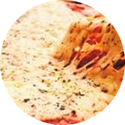 Tradicionais: Parmegiana - Pizza Grande (Ingredientes: Catupiry, Filé Mignon, Milho, Molho de Pizza, Mussarela, Orégano, Presunto, Tomate)