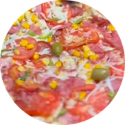 Tradicionais: À Moda - Pizza Grande (Ingredientes: Molho de Pizza, Mussarela, Presunto, Calabresa, Tomate, Pimentão, Milho, Cebola, Azeitona, Orégano)