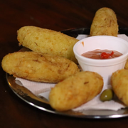 Porções: Bolinho de Mandioca Recheado (14 uni / 07 uni) - Grande (Ingredientes: Carne de Sol, Mussarela)
