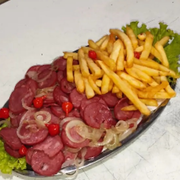 Porções: Calabresa Acebolada C/ Fritas - Grande (Ingredientes: Alface, Calabresa, Cebola, Fritas, Limão, Molho Especial)