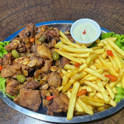 Porções: Frango à Passarinho C/ Fritas - Grande (Ingredientes: Alho Frito, Batata Frita, Frango, Limão, Molho Verde)