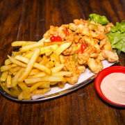 Porções: Franguito C/ Fritas - Grande (Ingredientes: Alface, Azeitona, Filé de Frango, Fritas, Limão, Molho Especial, Tomate)