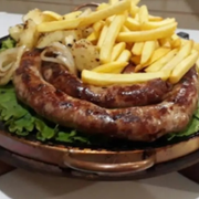 Porções: Linguiça Mineira na Pedra - Grande (Ingredientes: Alho Desidratado, Cebola, Fritas, Linguiça Mineira, Mandioca Temperada na Manteiga C/ Pimenta Calabresa)