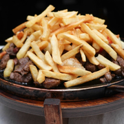 Porções: Picanha na Chapa - Grande (Ingredientes: Cebola, Fritas, Mandioca, Molho Verde, Picanha)