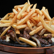 Porções: Picanha à Kabana - Grande (Ingredientes: Abacaxi, Bacon, Cebola, Fritas, Mandioca, Molho Verde, Mussarela, Ovo de Codorna, Picanha, Tomate, Torresmo)