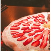 Doces: 64- Levitando (Branco com Morango) - Pizza Grande (Ingredientes: Chocolate Branco, Morango)