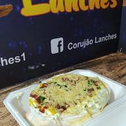 Hot Dogs: Dog Aberto 2 Salsichas - Lanches (Ingredientes: 2 Salsichas, Batata Palha, Catchup, Ervilha, Maionese, Milho, Molho Barbecue, Mostarda, Ovo, Parmesão, Tomate)