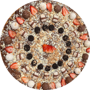 O Melhor da Nutella: 67-Suprema - Pizza Pequena (Ingredientes: Chocolate Branco, Creme de Leite, Ferrero Rocher, Kinder Bueno, Morango, Mussarela, Nutella, Oreo, Paçoca, Raffaello)