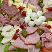 Saladas: Tábua de Frios - Grande (Ingredientes: Azeitonas, Lombo Canadense, Mussarela, Ovo de Codorna, Palmito, Presunto, Salaminho)