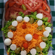 Saladas: Salada Completa - Grande (Ingredientes: Alface, Azeitonas, Cebola, Cenoura, Ovo de Codorna, Palmito, Tomate)